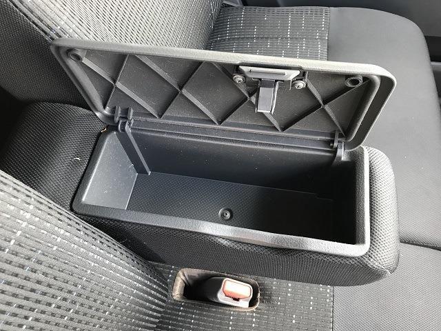 運転席と助手席の間にあるアームレストにはボックス付きです。運転席からも取り出しやすいです。