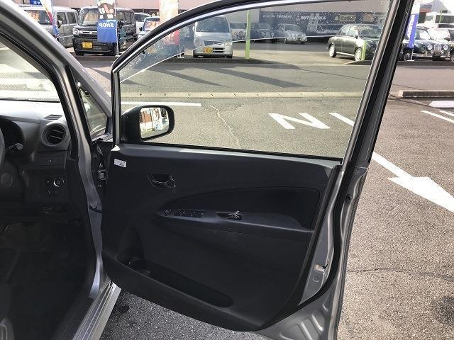 運転席の内ドアになります。収納ポケット付きです。