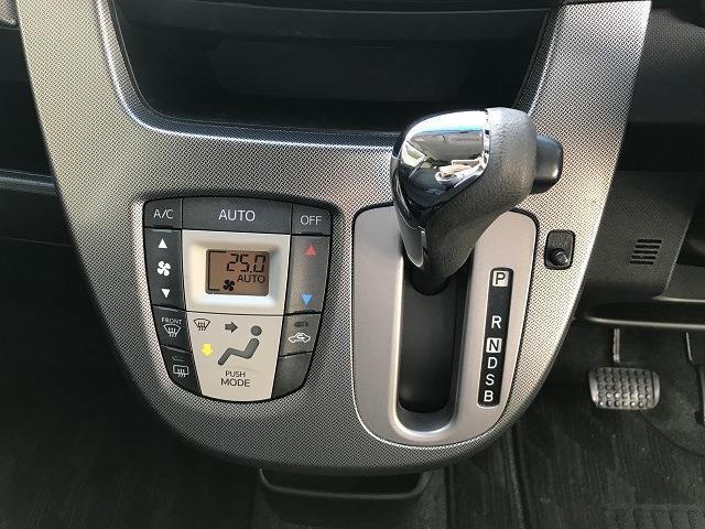 ナビパネルの下にはシフトレバーとA/Cパネル付きです。AUTO機能付きなので車内の温度を自動で調節してくれます。