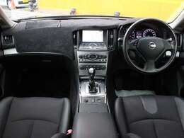 スッキリとしたスカイラインらしいデザインのダッシュ回り！フロントビューの視認性もよく運転しやすいと思います★