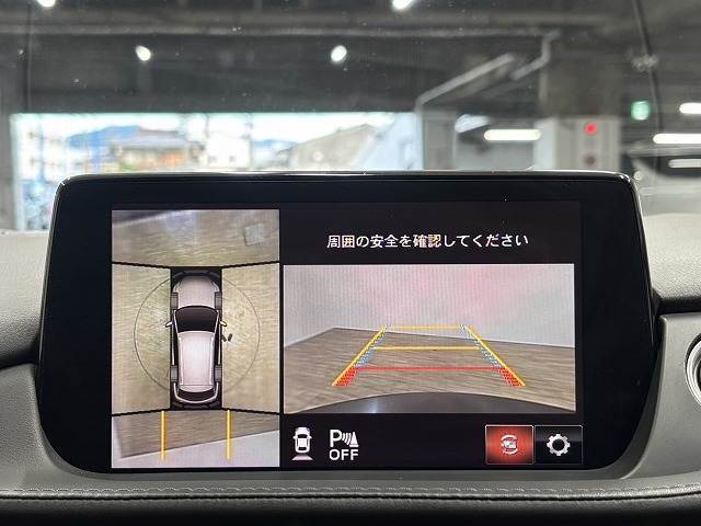 【全周囲モニター】 クルマを上空から見下ろしているかのように、直感的に周囲の状況を把握できます。