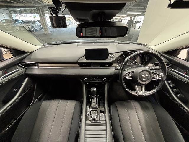 見通しの良いコックピットは普段のドライブに最適。運転しやすいお車となります。