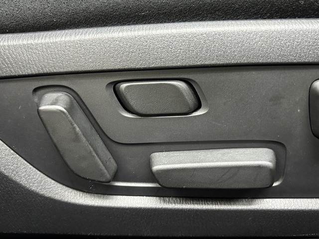 【パワーシート】電動スイッチで操作をし、高さや角度シート位置など最適なシートポジションに細かく設定出来ます☆