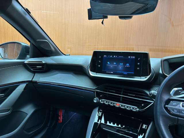 輸入車ディーラー採用のドライブレコーダーも選べます。万が一の事故の際のお守りとしていかがでしょうか？その他様々なオプションをご用意しております。
