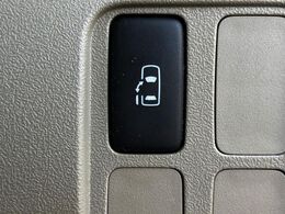 【パワースライドドア】スマートキーや運転席のスイッチでスライドドアの開閉が可能♪電動だから力を入れてドアを開ける必要が無く、小さいお子様でも、重い荷物を持っている時もラクに開け閉めできます♪