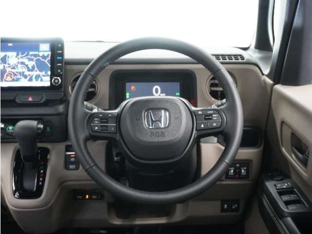 【Honda SENSING】 カメラ等装置で精度の高い検知能力を発揮、安全運転を支援します。ステアリング上のコントローラーに注目！
