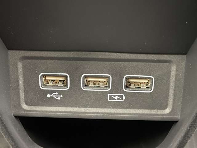 【ETC】有料道路を利用する際に料金所で停止することなく通過できる、ETC車載器（ノンストップ自動料金収受システム機器）が装備されています。セットアップを行うことで利用可能になります。