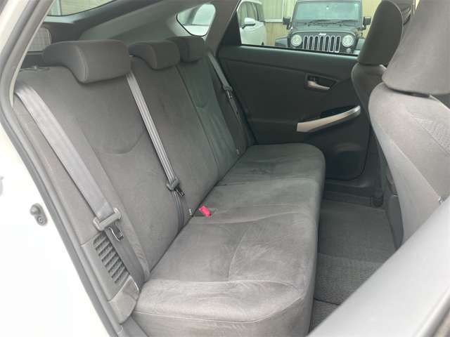 セカンドシートもシミやキズもなく綺麗な状態です！広々としており快適に過ごすことができます♪