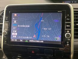 【純正ナビ】人気の純正ナビを装備しております。ナビの使いやすさはもちろん、オーディオ機能も充実！キャンプや旅行はもちろん、通勤や買い物など普段のドライブも楽しくなるはず♪
