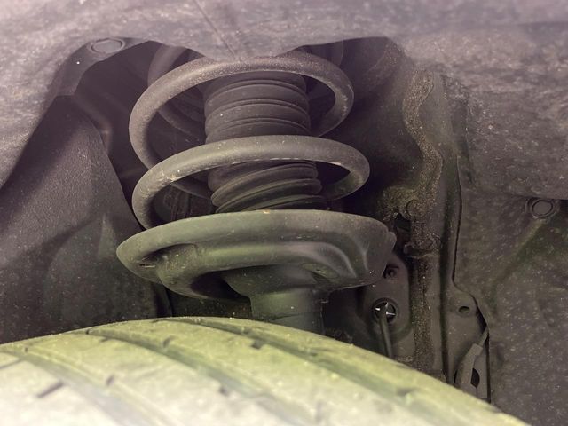 お車を安心してお乗りいただく為には、足回りの定期点検が欠かせません。サービスサポート（有償保証）では無料点検もご提供しており、安心のカーライフをお過ごしいただけるサポート体制が整っています。