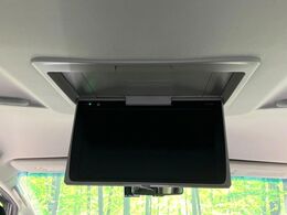 【フリップダウンモニター】大画面モニターで後席でもエンタメをお楽しみいただけます。小さなお子様にも大人気の装備です♪