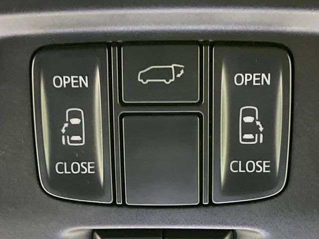 【両側パワースライドドア】スマートキーや運転席のスイッチで後席両側スライドドアの開閉が可能♪電動だから力を入れてドアを開ける必要が無く、小さなお子様でも簡単に開け閉めでき快適です♪