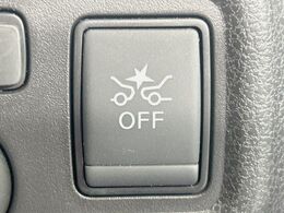 【エマージェンシーブレーキ】走行中に前方の車両等を認識し、衝突しそうな時は警報とブレーキで衝突回避と被害軽減をアシスト。より安全にドライブをお楽しみいただけます。