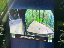 【サイド＆バックカメラ】停車・駐車時に死角になりがちな運転席から見えづらいサイドとリアの障害物を確認できます！雨天時や夜間などは特に活躍してくれるアイテムです。