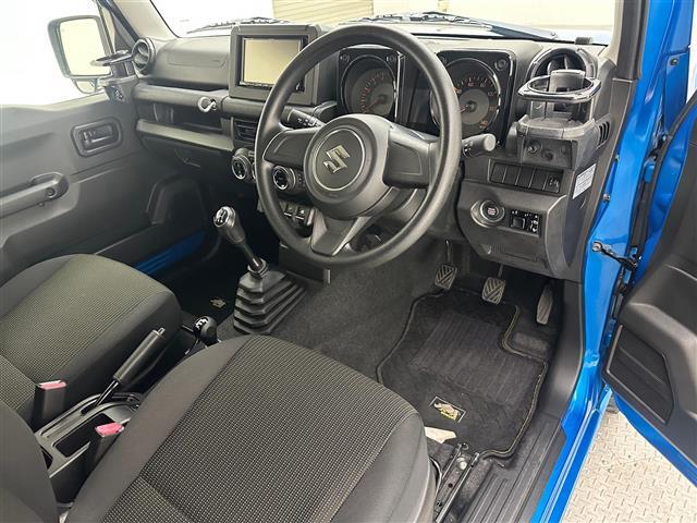 【運転席】座り心地が良いシートなので長時間の運転でも快適にお過ごしいただけます。新品のフロアマットのご注文も可能です。掲載箇所以外にご希望の写真がございましたらお気軽にお問い合わせ下さい。