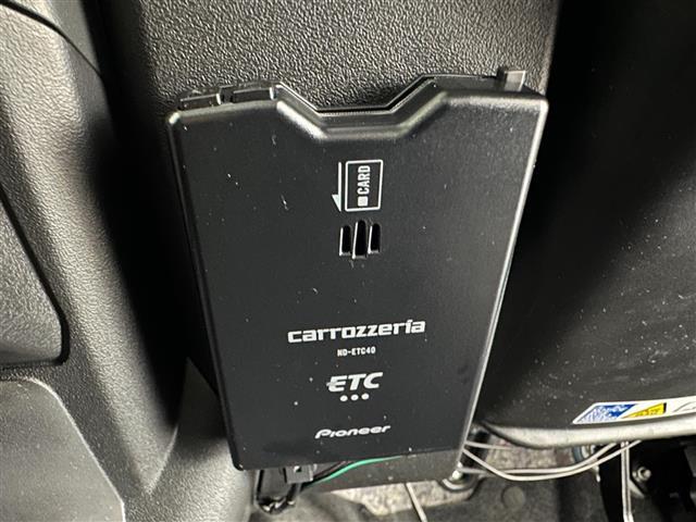 【ETC】有料道路を利用する際に料金所で停止することなく通過できる、ETC車載器（ノンストップ自動料金収受システム機器）が装備されています。セットアップを行うことで利用可能になります。