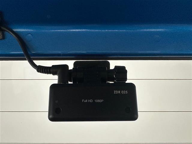 【ドライブレコーダー】映像・音声などの運転中の記録を残します。事故などを起こした起こされた時の証拠になりえますので、もしも時でも安心ですね。