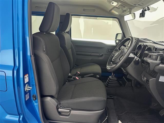 【運転席】座り心地が良いシートなので長時間の運転でも快適にお過ごしいただけます。新品のフロアマットのご注文も可能です。掲載箇所以外にご希望の写真がございましたらお気軽にお問い合わせ下さい。