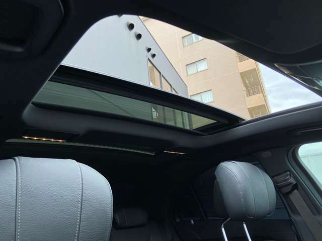 ◆パノラマサンルーフ：後部座席までガラスルーフが広がり、前のスライディングルーフを開けることにより、車内に明るさと開放感をもたらしてくれます。