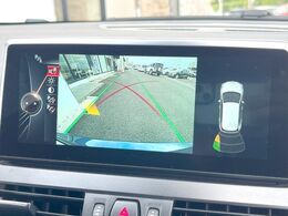 ●ガイドライン付きバックカメラ：不安な駐車もこれで安心！ガイドライン付きなので狭い箇所での駐車もラクラクです！