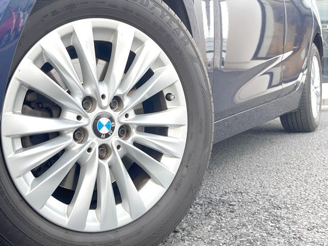 ●純正16インチアルミホイール：輸入車ならではの卓越した走りを支えるホイールと足回りです！日本車の走りに慣れている方にもぜひ体感して頂きたいほど、高いレベルでまとまっています！