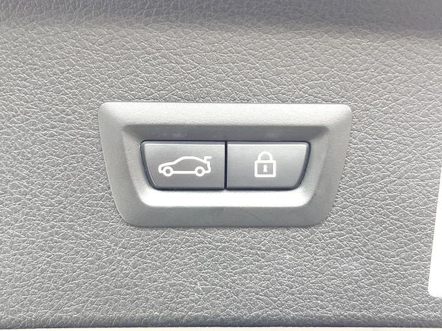 ●電動リアゲート：ワンタッチでリアゲートの開閉ができ、荷物などで両手が塞がっている状態でも簡単に開閉ができる便利機能です。