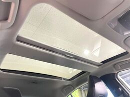 【パノラマルーフ】大型のガラスルーフ搭載で車内の解放感が一気にアップ！開放的なドライブをお楽しみいただけます。