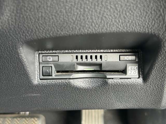 【ETC】有料道路を利用する際に料金所で停止することなく通過できる、ETC車載器（ノンストップ自動料金収受システム機器）が装備されています。セットアップを行うことで利用可能になります。