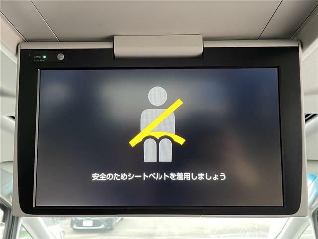 【　フリップダウンモニター　】天井にはフリップダウンモニターも装備されております♪お子様など、ロングドライブでも退屈せず楽しくお過ごしいただけます。