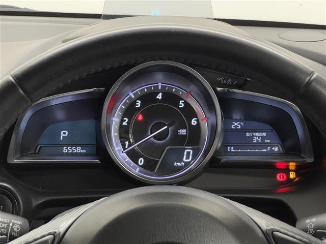 【メーターまわり】ドライバーから見やすい位置にあって安全運転に寄与します。メーターも見やすくてシンプルなデザインになっております。