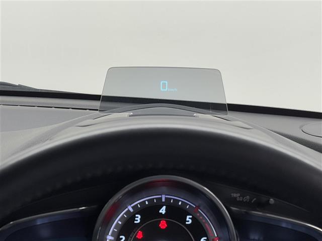 【アクティブドライビングディスプレイ】ダッシュボード上のアクリルパネルに、運転支援システムの動作状況やナビの案内表示など、クルマに関する様々な情報を表示できます。（表示内容は車種により異なります）