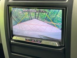 【バックカメラ】駐車時に後方がリアルタイム映像で確認できます。大型商業施設や立体駐車場での駐車時や、夜間のバック時に大活躍！運転スキルに関わらず、今や必須となった装備のひとつです！