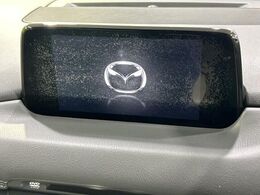 【8.8インチマツダコネクト】車内の雰囲気にマッチした大型のディスプレイ。スマホ接続でのナビ使用やBluetooth再生等、様々な機能が楽しめます。直感的なダイヤル操作が可能で、使い勝手も良好です。