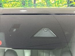 【i-ACTIVESENSE】走行中に前方の車両等を認識し、衝突しそうな時は警報とブレーキで衝突回避と被害軽減をアシスト。より安全にドライブをお楽しみいただけます。