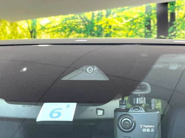 【i-ACTIVESENSE】走行中に前方の車両等を認識し、衝突しそうな時は警報とブレーキで衝突回避と被害軽減をアシスト。より安全にドライブをお楽しみいただけます。