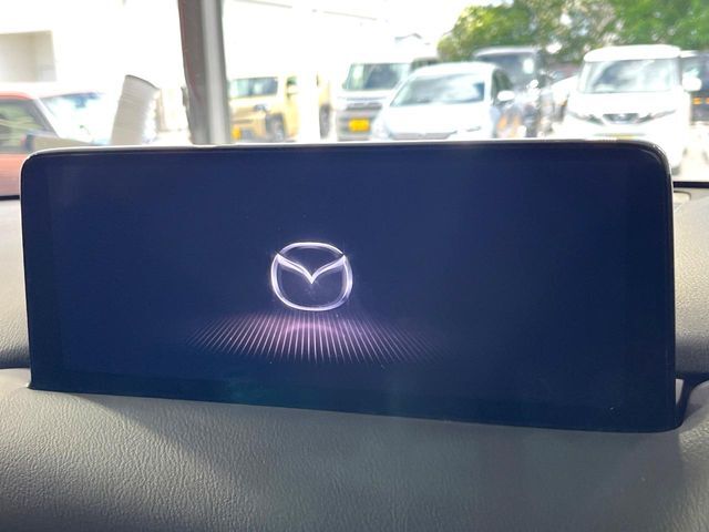 【10.25インチマツダコネクト】車内の雰囲気にマッチした大型ディスプレイ。スマホ接続でのナビ使用やBluetooth再生等、様々な機能が楽しめます。直感的なダイヤル操作が可能で、使い勝手も良好です。