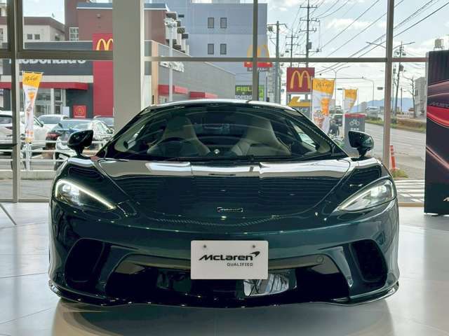 パーキングセンサー・リアパーキングカメラ・15スポーク鍛造グロスブラックホイール・カーボンセラミックブレーキ・ロゴ入りブラックキャリパー