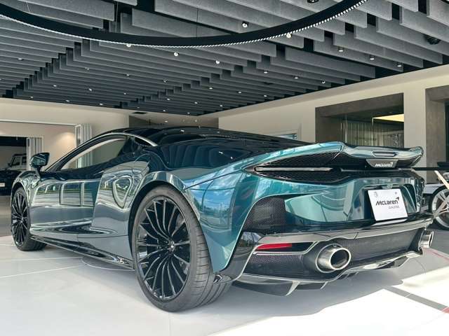 720Sや765LTはサーキット志向のため、路面の凹凸をダイレクトに感じますが、GTはその衝撃を吸収し、滑らかな走りを提供。