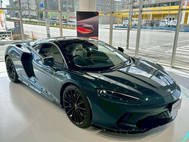 マクラーレンGTは「MonoCell　II-T」と呼ばれるカーボンファイバー製モノコックシャシーを採用し、車両重量を約1，530kgに抑えています。