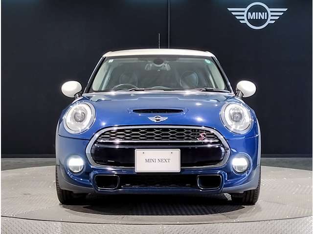 MINIのボンネットはヘッドライト部分に穴が開いている特徴的なもので御座います。MINIの伝統やこだわりがこういったところにも表れております。