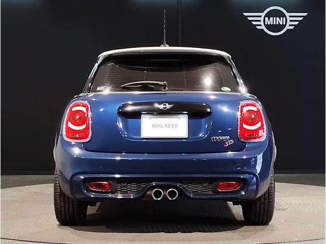 後ろからみても直ぐにMINIだとわかる丸みを帯びたデザインでございます。