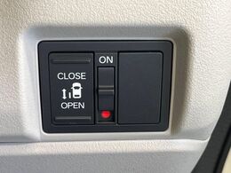 【電動スライドドア】スイッチ/ドアハンドルを軽く操作するだけでドアが自動で開閉。挟みこみ防止機構付きで安心です。お子様の乗降りやお買い物の荷物の積み降ろしにも便利！