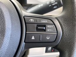 【アダプティブクルーズコントロール】自動で前の車との車間距離を一定に保ち、速度調整しながら走行します。さらにカーブを認識し、ステアリング操作もアシストします！