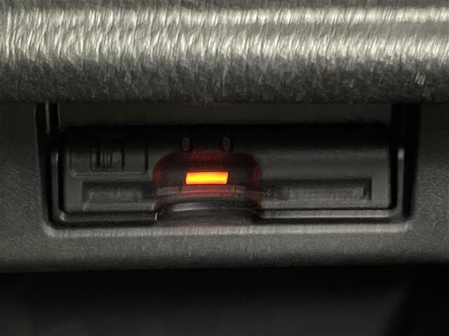 【ETC】有料道路を利用する際に料金所で停止することなく通過できる、ETC車載器（ノンストップ自動料金収受システム機器）が装備されています。セットアップを行うことで利用可能になります。