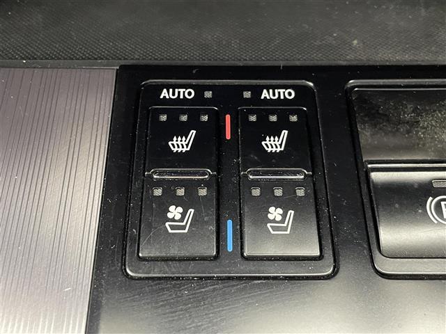 【シートヒーター/シートベンチレーション】暑い季節は冷風がシートの目から微ぎ、寒い季節は熱線を伝いシートを瞬時に暖めますので、季節を選ばず快適にお過ごし頂けます。