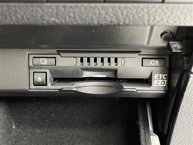 【ETC2.0（DSRC/ITSスポット）】ETCカードを挿入すれば料金所はノンストップで通過できます。ETC限定の割引や、高速道路の情報提供サービスを利用できます。