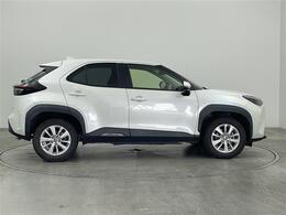 【右】商談ルームには「キッズスペース」を完備しています。DVD、ブロック、絵本、おままごとセット。お子様連れでも、ゆっくりとお車をお選びいただけます！