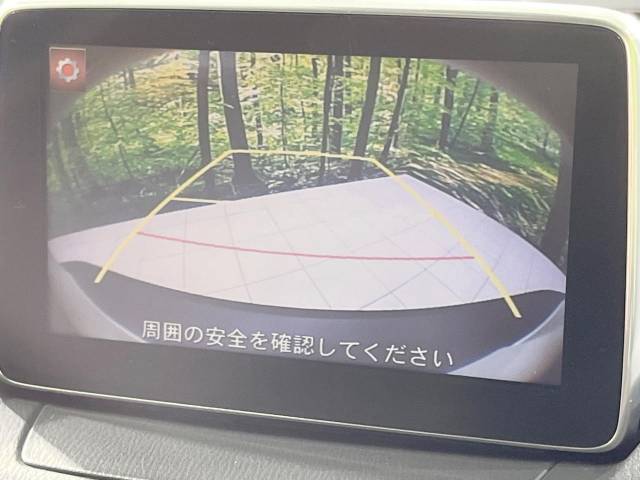 【バックカメラ】駐車時に後方がリアルタイム映像で確認できます。大型商業施設や立体駐車場での駐車時や、夜間のバック時に大活躍！運転スキルに関わらず、今や必須となった装備のひとつです！