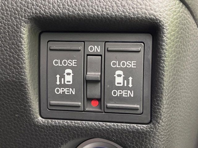 【両側パワースライドドア】スマートキーや運転席のスイッチで後席両側スライドドアの開閉が可能♪電動だから力を入れてドアを開ける必要が無く、小さなお子様でも簡単に開け閉めでき快適です♪