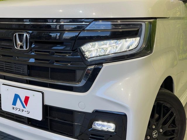【LEDヘッドライト】悪天候や夜間走行時も良好な視界を確保し安心して運転できる高輝度LEDヘッドライトを装備！点灯速度が早く、消費電力も抑えられています。